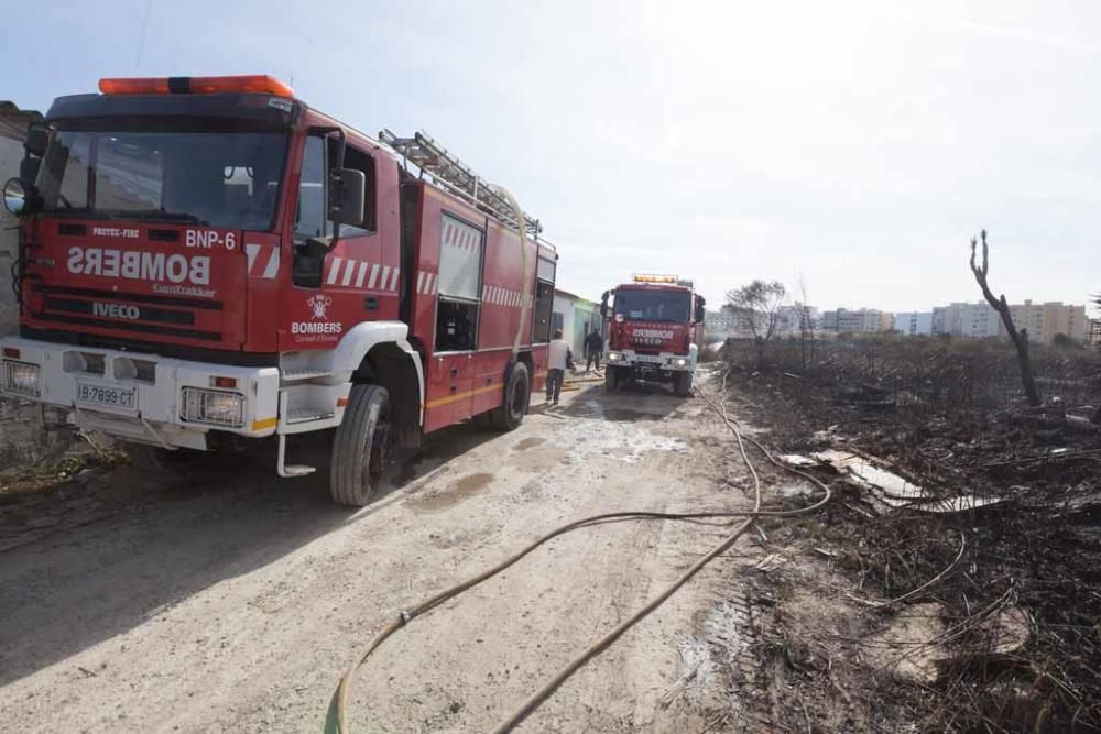 El fuego comenzó entre el cinturón de ronda y la rotonda del colegio Joan XXIII