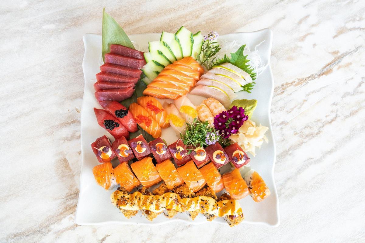 Sushi y sashimi listos para comer.