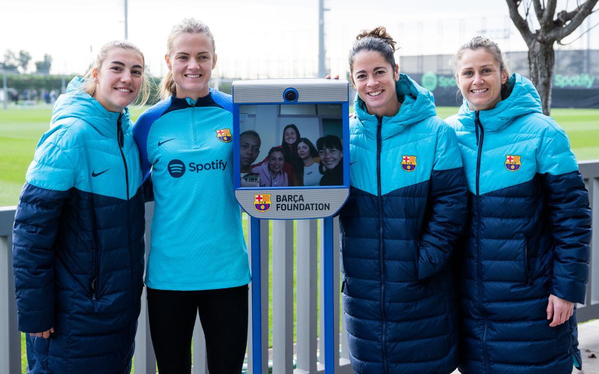 De izquierda a derecha, Patri Guijarro, Irene Paredes, Marta Torrejón y Sandra Paños, estrellas del equipo femenino del Barça, junto al nuevo robot Pol.