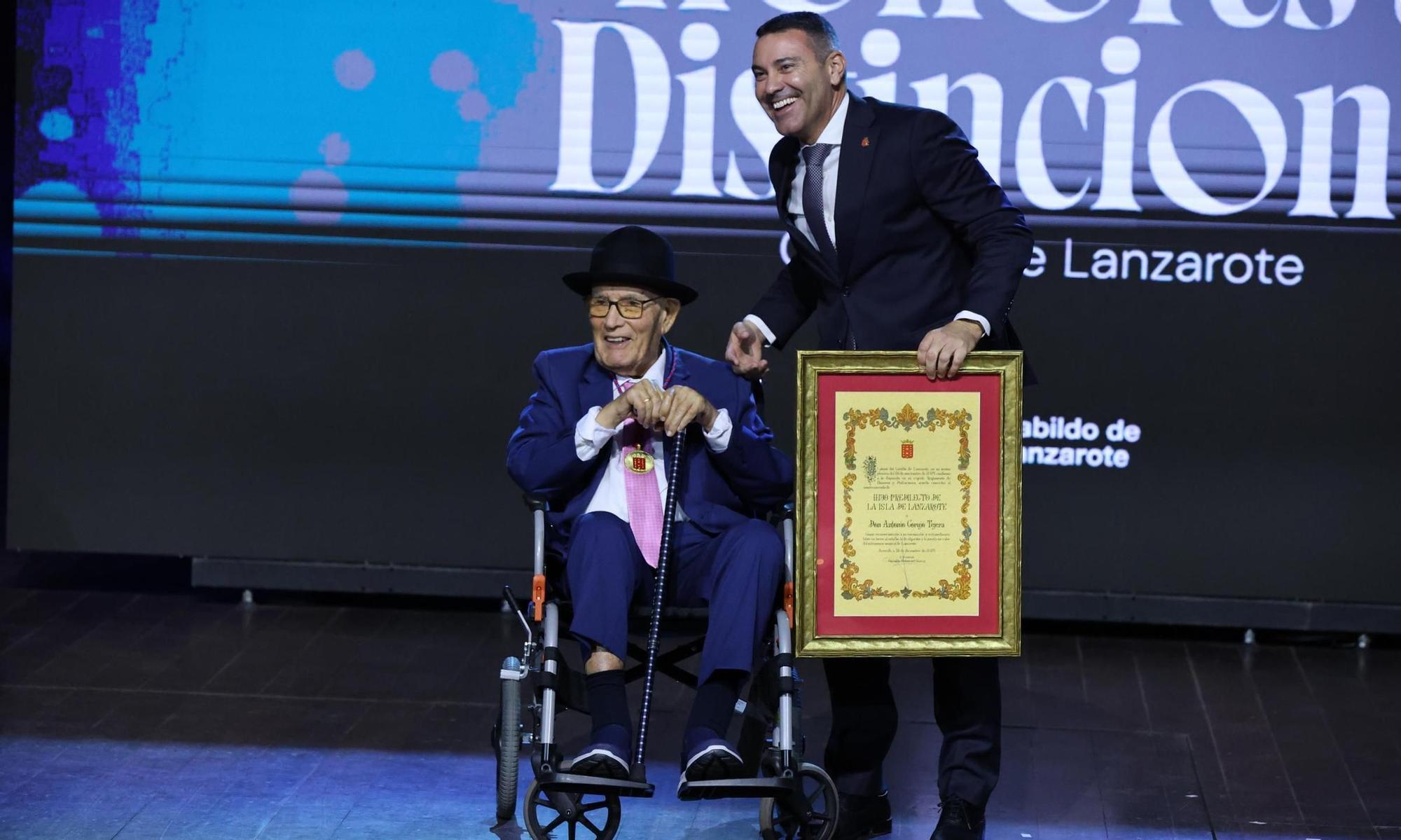 Antonio Corujo Tejera (i) y Oswaldo Betancort, en 2024, en la entrega del galardón de HIjo Predilecto en Jameos del Agua en 2024