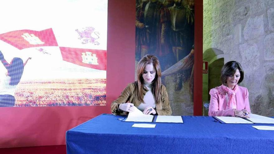 La presidenta de las Cortes, Silvia Clemente, izquierda, y la de la Asamblea de Madrid firman el protocolo.