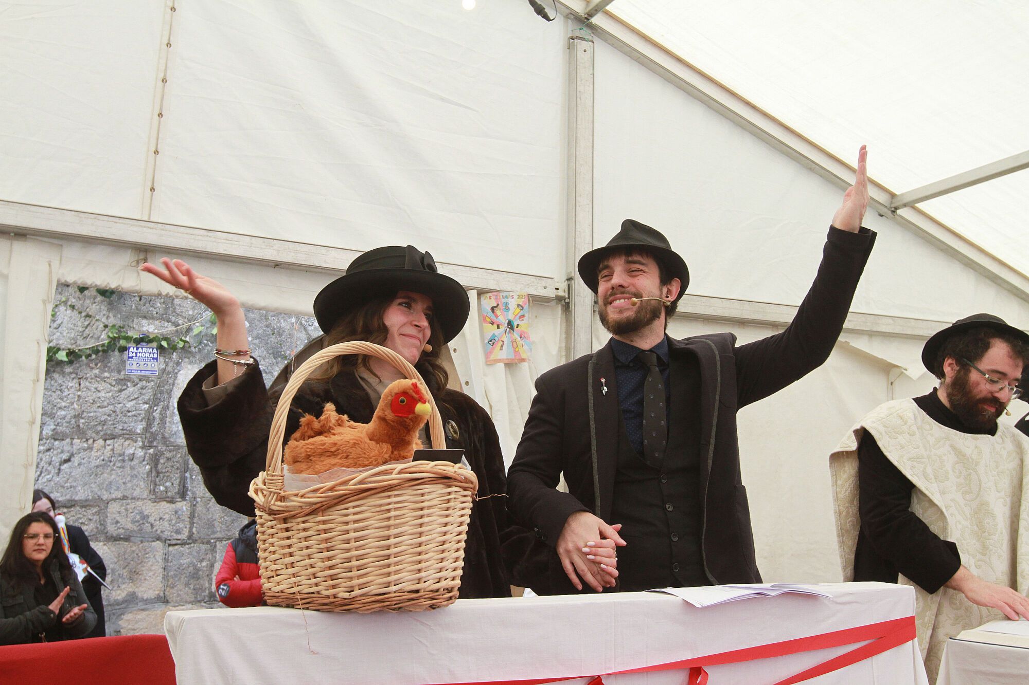 Los comentarios en tono jocoso sobre la actualidad, las referencias políticas y las intrusiones no fueron impedimento para celebrar la tradicional Voda da Pita