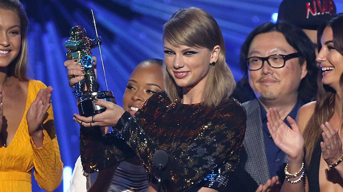 La cantant Taylor Swift recull un premi.