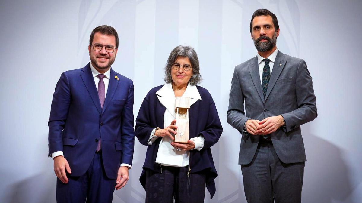 Victòria Rabal entre el president de la Generalitat, Pere Aragonès, i el conseller d'Empresa, Roger Torrent