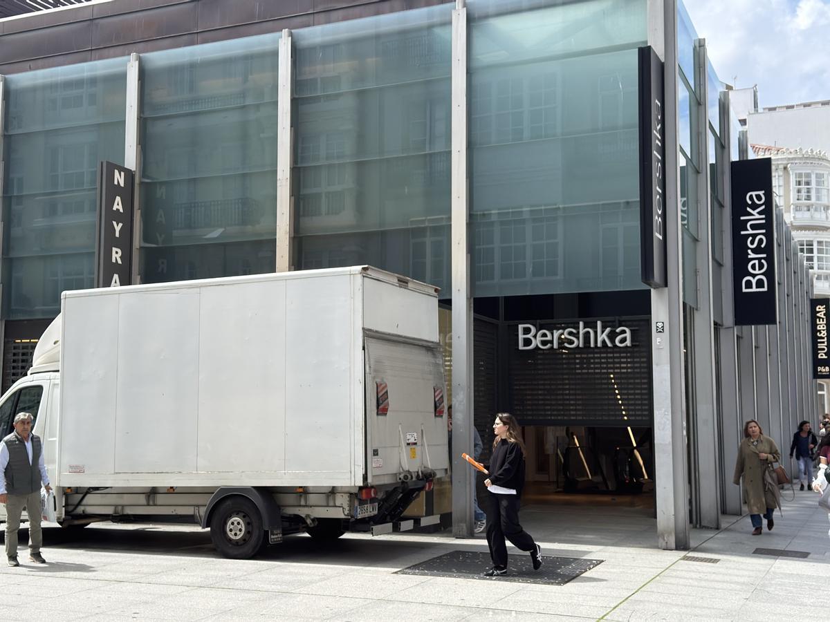 Un camión delante de la tienda Bershka, que permanece cerrada