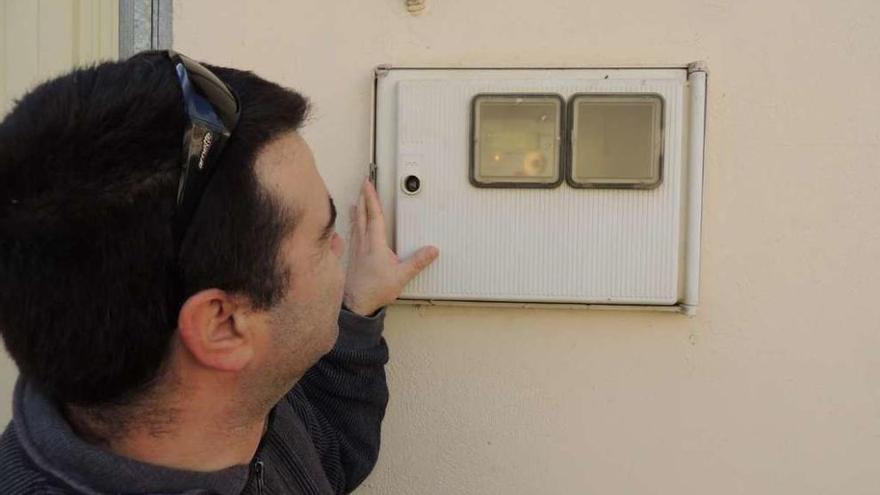 Un vecino observa uno de los nuevos contadores de consumo eléctrico.
