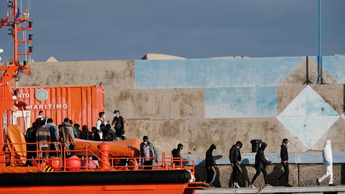 Mizar rescata a un grupo de migrantes de origen subsahariano en Fuerteventura.