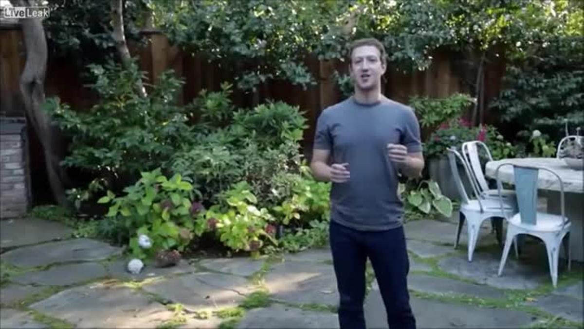 El conseller delegat de Facebook, Mark Zuckerberg, realitza el repte.