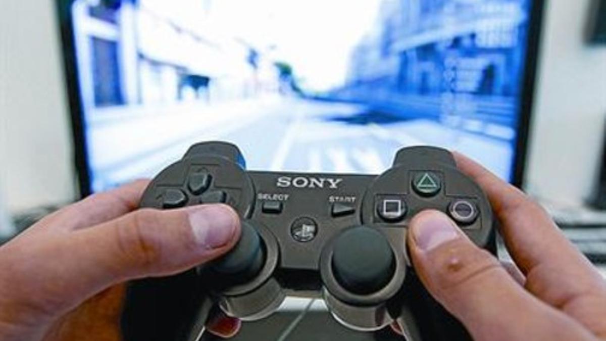 Una persona juega con una Playstation.