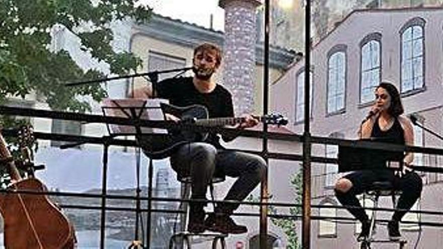 Mercè &amp; Ferran tocaran versions acústiques diumenge a les 12 del migdia a la plaça dels Arbres