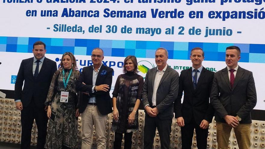 Autoridades con Durán, 6º por la izquierda, en la presentación / Turexpo