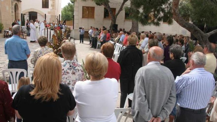 La misa en la plaza Nuestra Señora de Orito, acto central de la festividad de San Pascual en Orito, reunió a un millar de personas pese a ser día laborable.