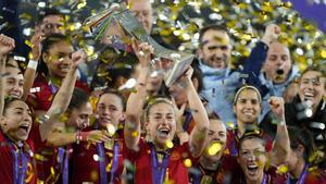 Alexia Putellas eleva el trofeo de la Nations League.
