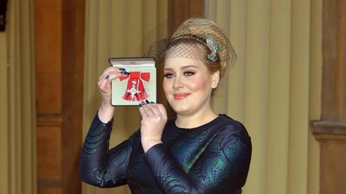Adele recoge la medalla al Imperio Británico
