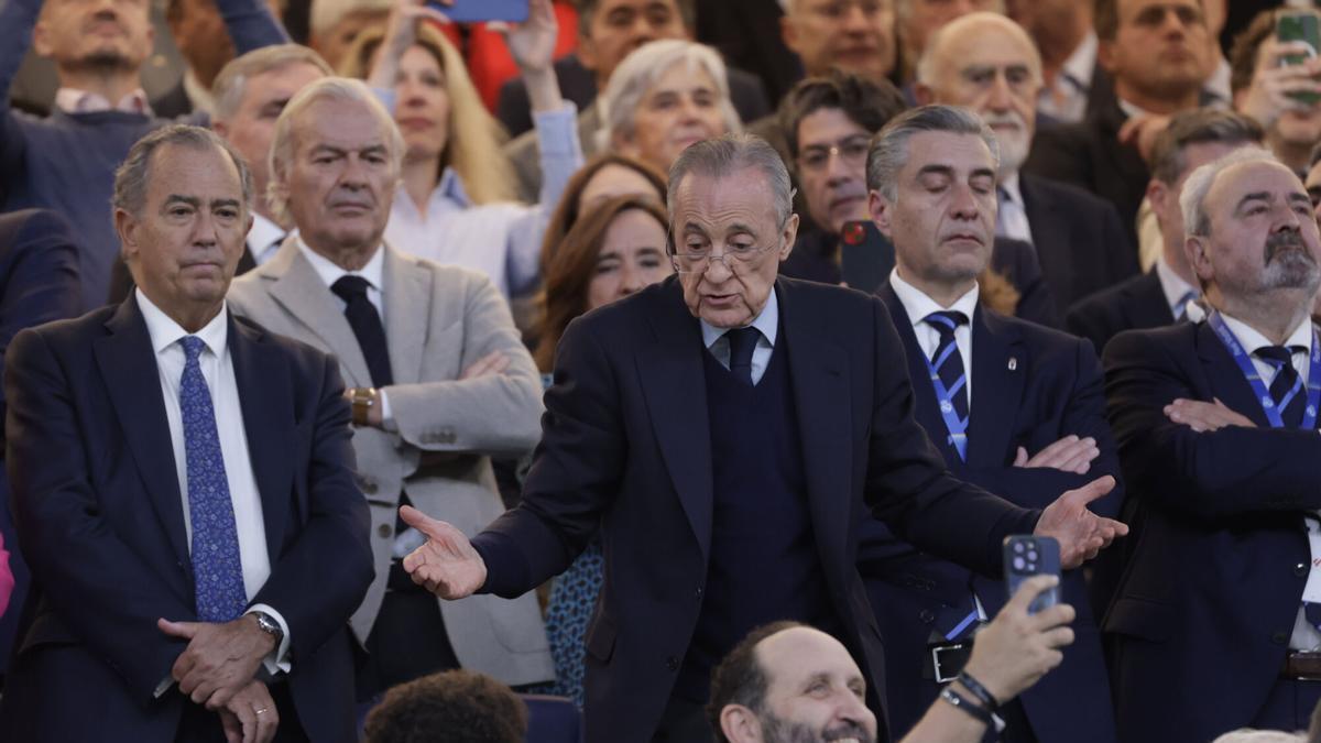Florentino discute con un aficionado en la previa del Real Madrid - Oviedo
