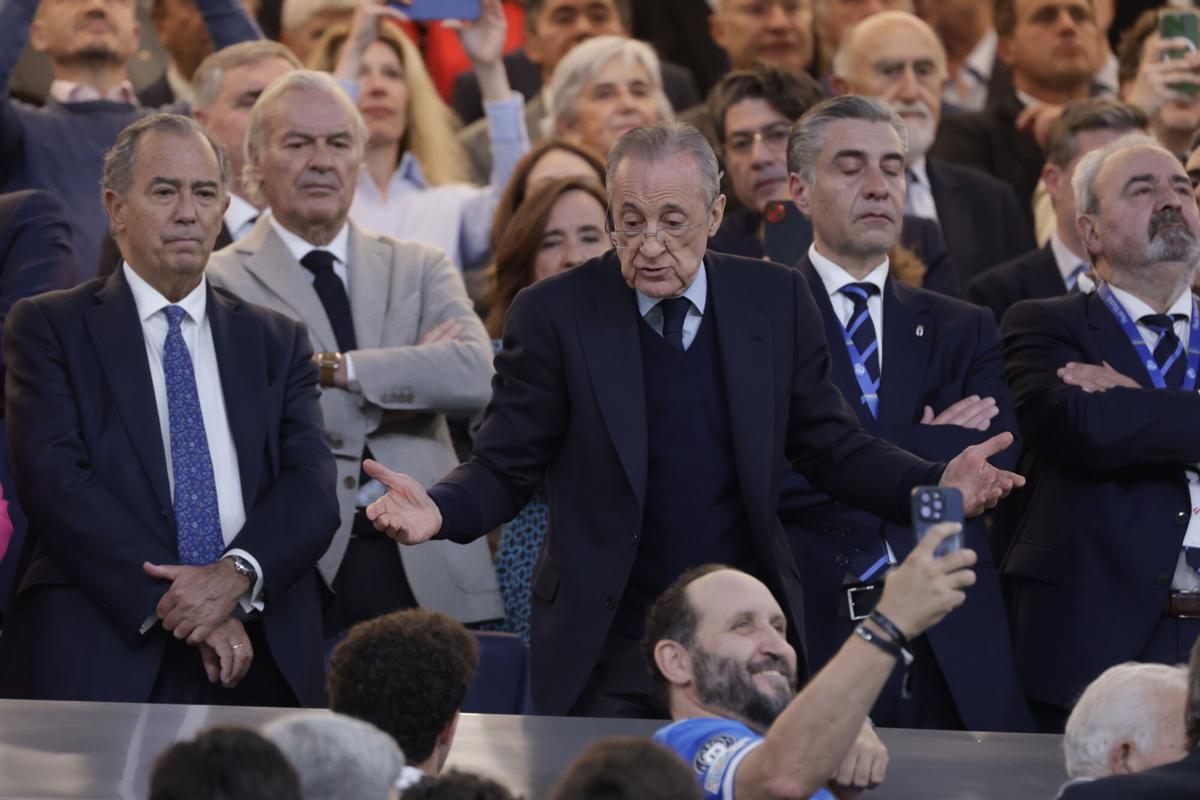 Florentino discute con un aficionado en la previa del Real Madrid - Oviedo