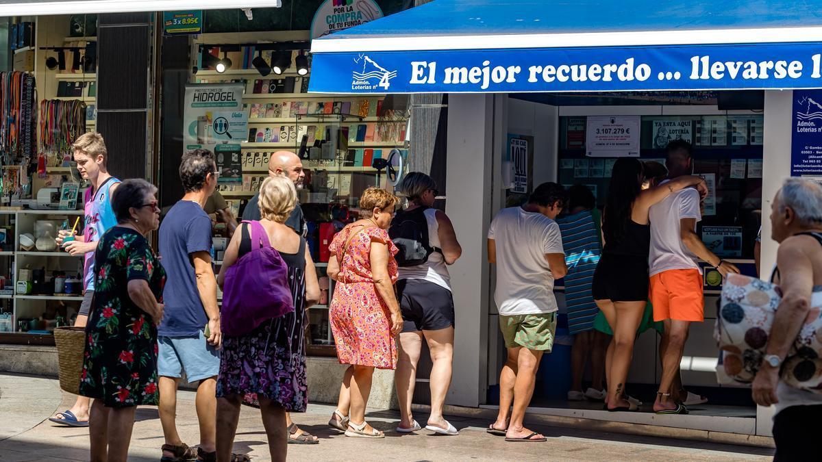 Cola en una de las administraciones de lotería de Benidorm.