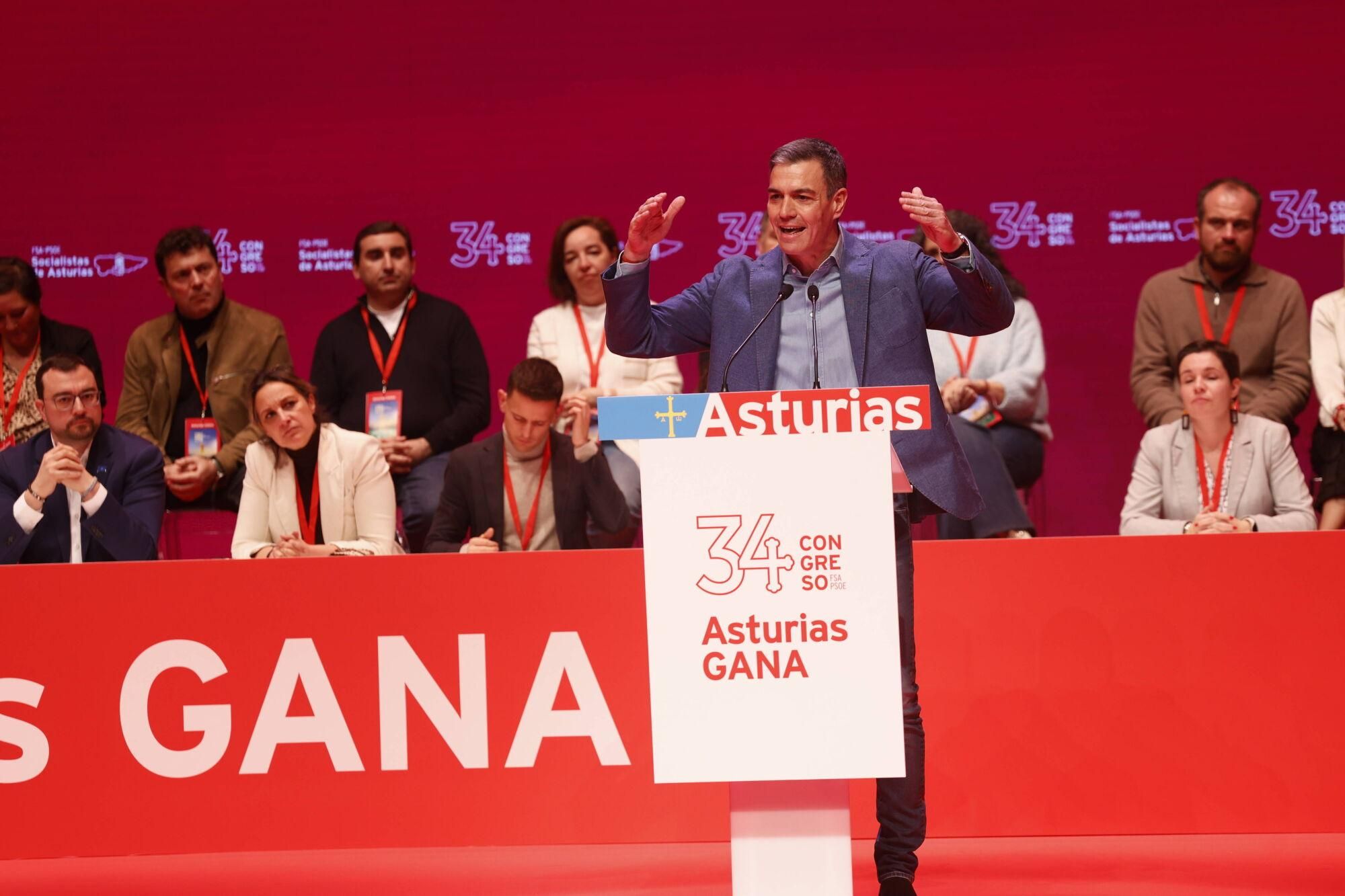 EN IMÁGENES: Pedro Sánchez y Adrián Barbón abren el congreso del PSOE asturiano
