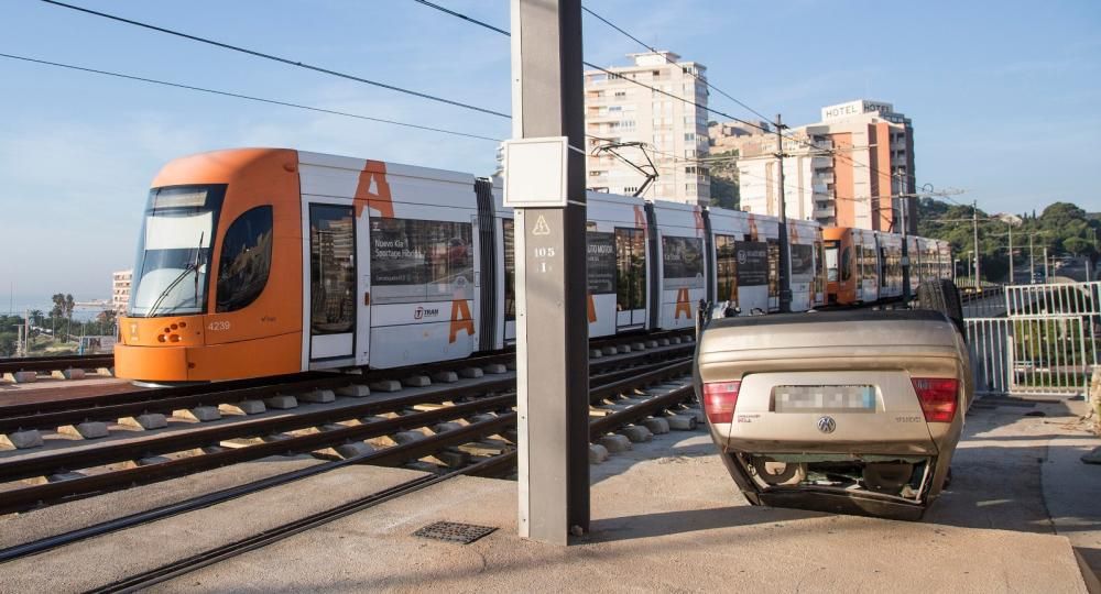 El hombre había chocado contra tres árboles y una puerta de una nave industrial y llegó al túnel de Padre Esplà por la plataforma del tranvía