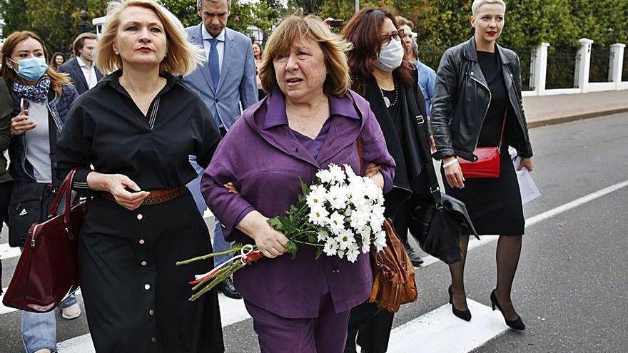 La nobel bielorrusa Svetlana Alexievitch a su llegada al tribunal de Minsk ante el que declaró ayer por sus actividades opositoras.