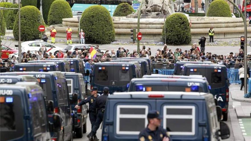 Unas 200 personas se concentran al inicio del &quot;asedio&quot; del Congreso