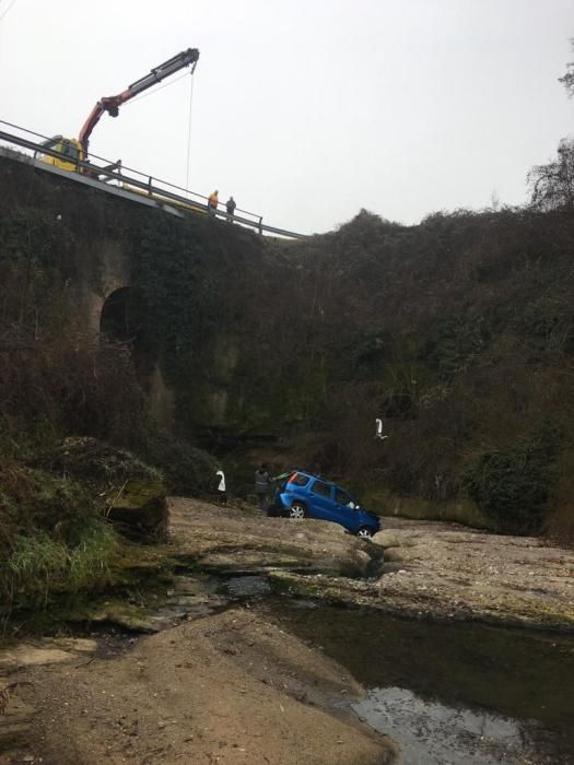 Ferida greu la conductora d'un vehicle que ha caigut per un pont a Berga