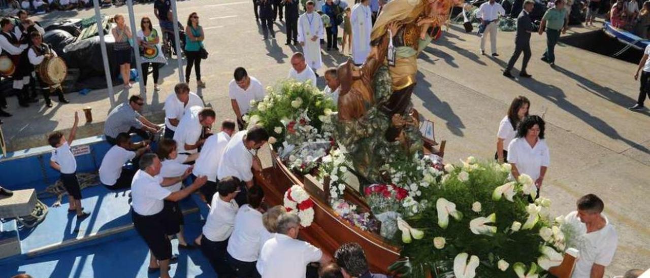Traslado de la Virgen del Carmen durante la procesión del año pasado. // Muñiz