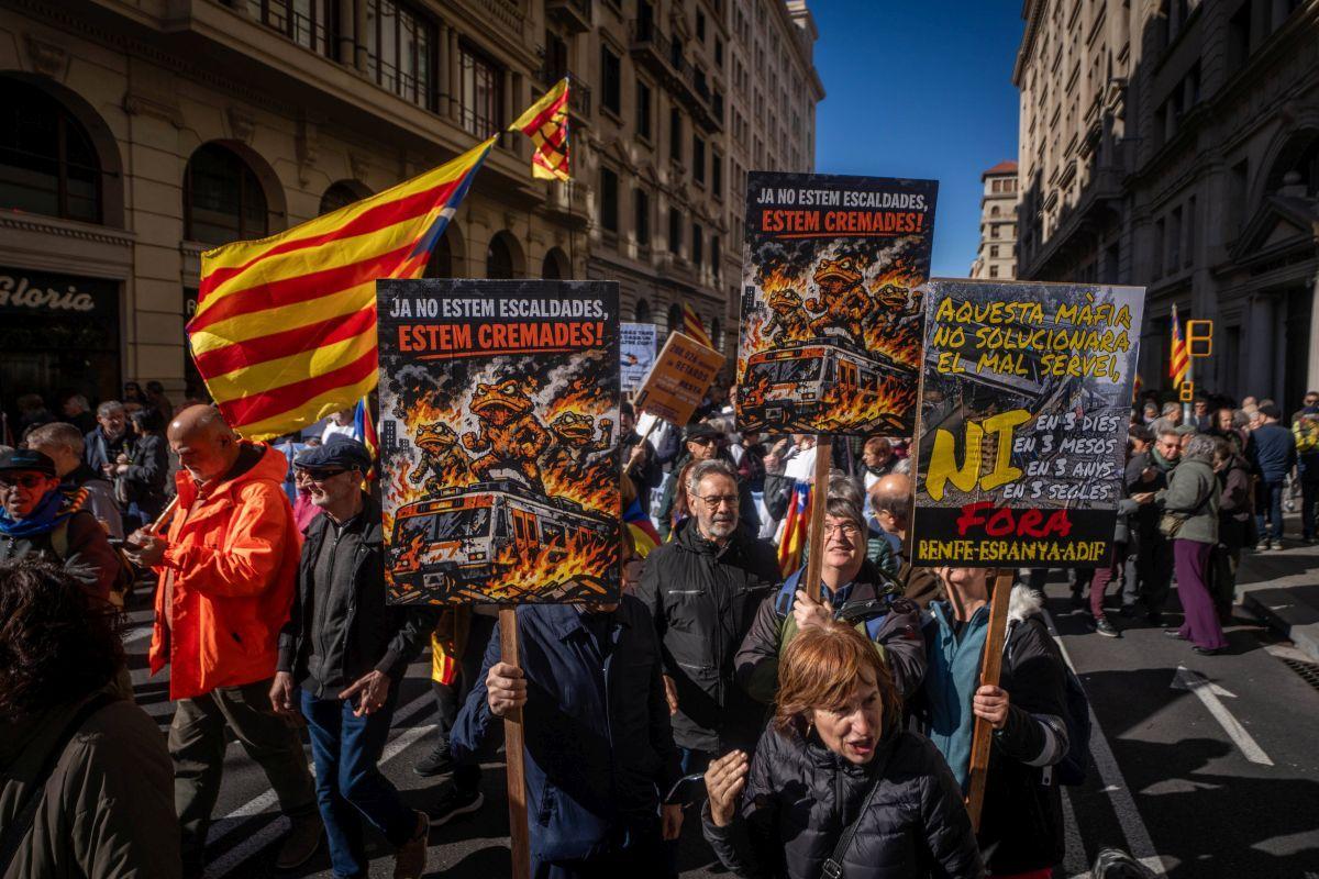 Los partidos y entidades independentistas arremeten contra el Govern y el Estado por Rodalies