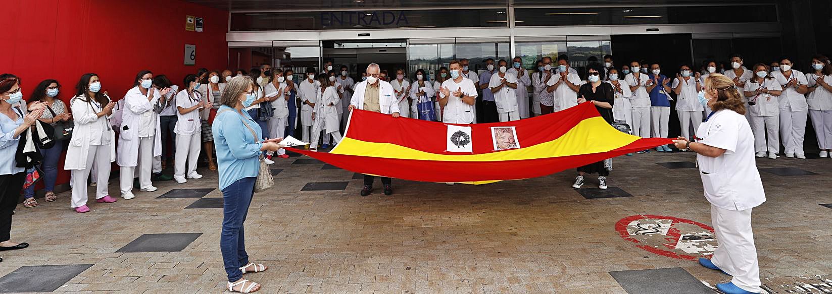 Sanitarios asistentes al homenaje a Rosa Banquetero en el HUCA. | Luisma Murias