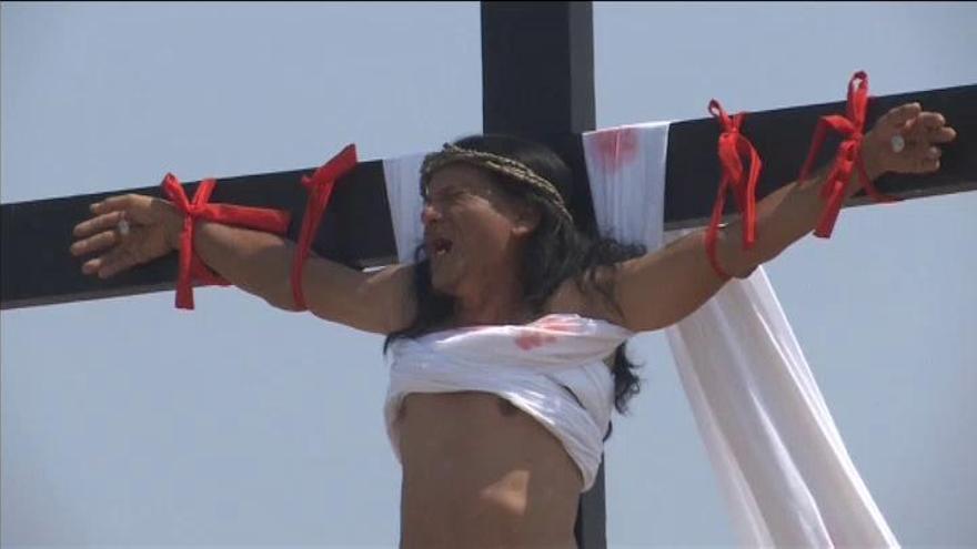 Filipinas revive la crucifixión de Cristo