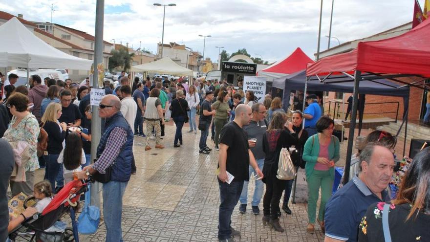 Algunos de los asistentes a la feria del queso y la cerveza.