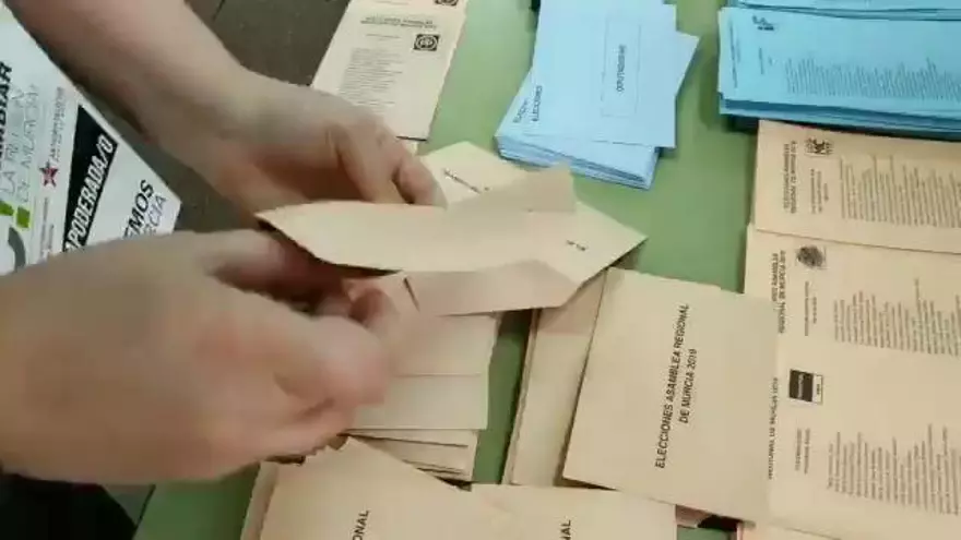 Denuncian la presencia de sobres con papeletas del PP en un colegio de Murcia