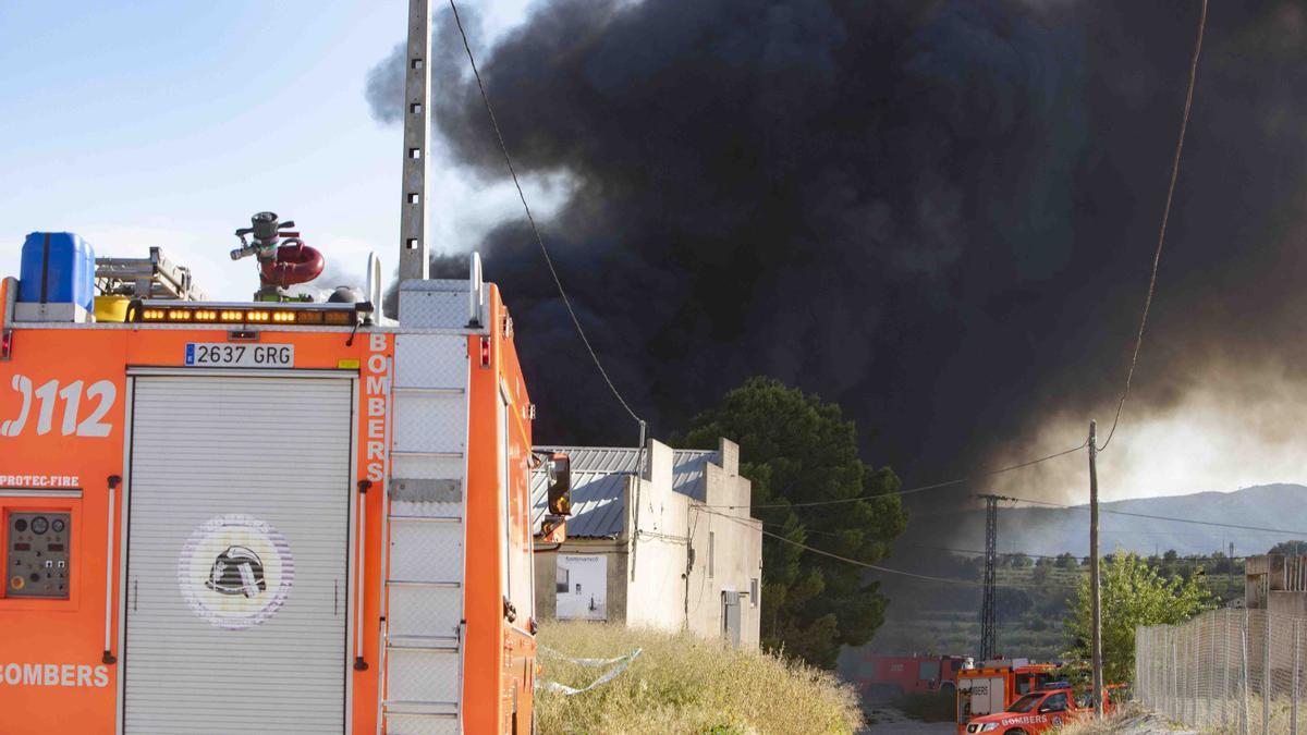 Se desata un incendio en una nave de almacenaje de ropa en L'Olleria