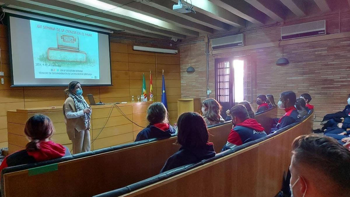 Estudiantes emeritenses en una charla de ciencia, en el MNAR.