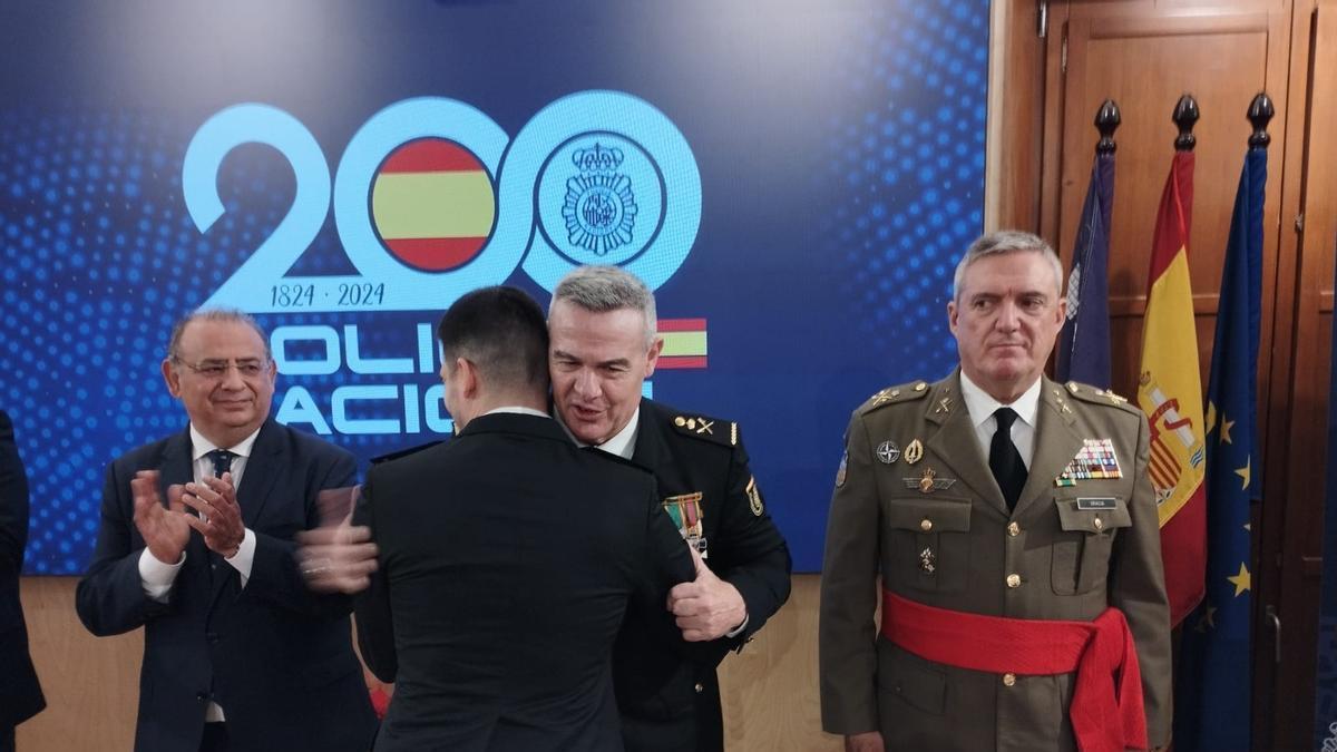 El jefe superior de Policía, José Luis Santafé, saluda a uno de los condecorados.