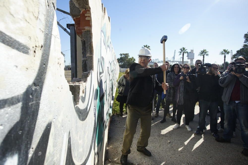 El alcalde de la ciudad, Joan Ribó, comienza el derribo del muro
