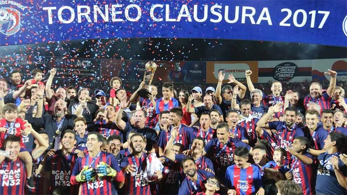 El equipo de Cerro Porteño celebra el campeonato