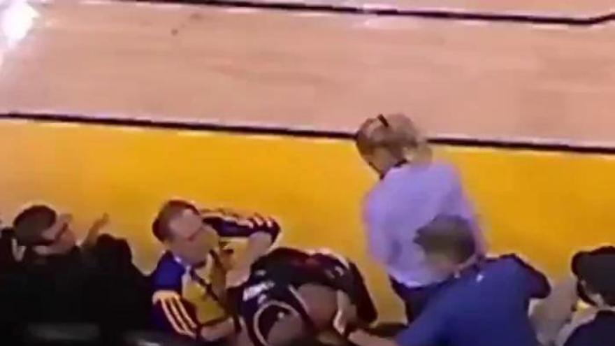 Un accionista de los Warriors empuja a Kyle Lowry