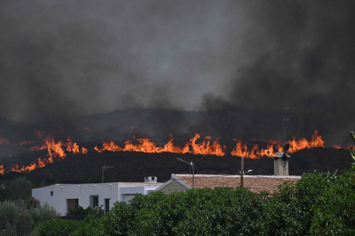 Una foto tomada el 10 de julio de 2026 muestra un incendio cerca de una casa en el área de un incendio forestal que mató a 11 cerca de Bedar, en el distrito de Los Gallardos, en la provincia de Almería.