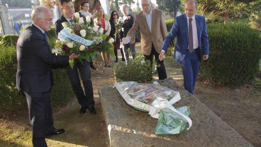 Román Rodríguez (2º izda.), y miembros de la Fundación Valle-Inclán, en la ofrenda floral en la tumba del escritor.