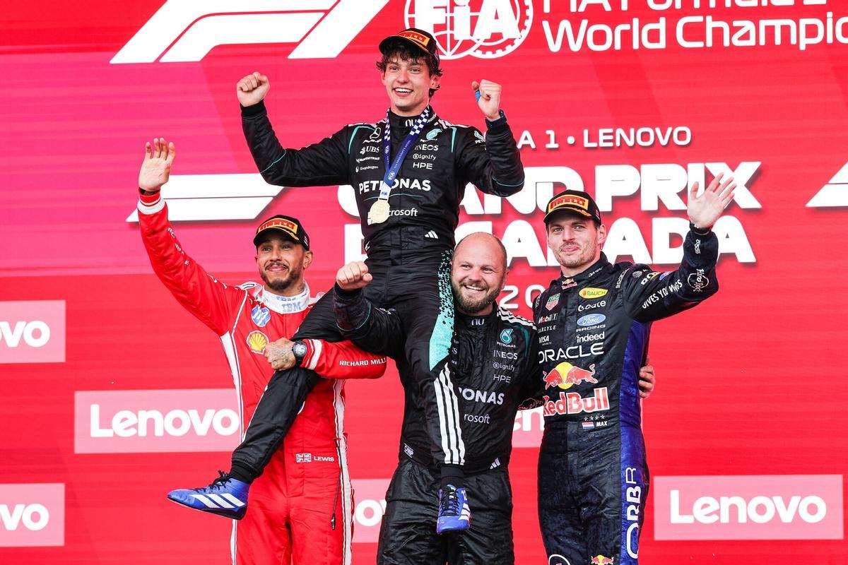 Montreal (Canadá), 25/05/2026.- El ganador de la carrera Andrea Kimi Antonelli de Italia y el equipo Mercedes celebran con el segundo clasificado Lewis Hamilton de Gran Bretaña y la Scuderia Ferrari (L), el tercer clasificado Max Verstappen de los Países Bajos y Red Bull Racing (R), y Dean Hale, técnico senior de compuestos del equipo de carreras de Mercedes, después del Gran Premio de Canadá de Fórmula 1 en el Circuito Gilles Villeneuve en Montreal, Canadá, 24 de mayo de 2026. (Fórmula Uno, Gran Bretaña, Italia, Países Bajos; Holanda, Reino Unido) EFE/EPA/CRISTOBAL HERRERA-ULASHKEVICH