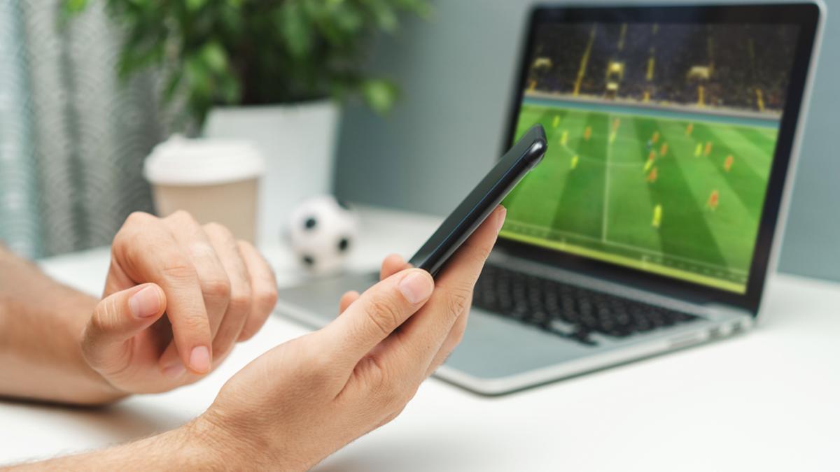 Un joven realiza una apuesta sobre un partido de fútbol