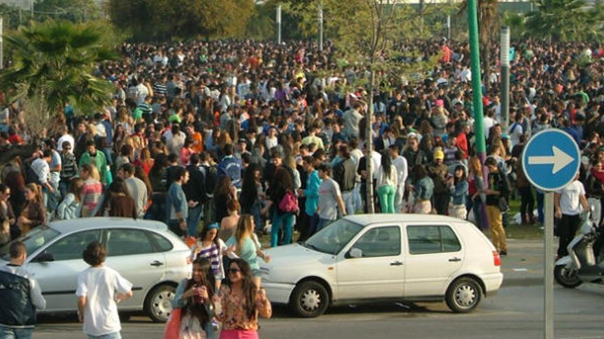 Miles de jóvenes reunidos en el Cortijo de Torres.