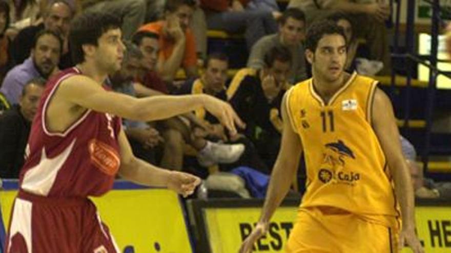 Un joven Milos Teodosic, con el número cuatro del FMP Zeleznik, busca el pase ante la oposición del grancanario Roberto Guerra en el CID. i LP/DLP