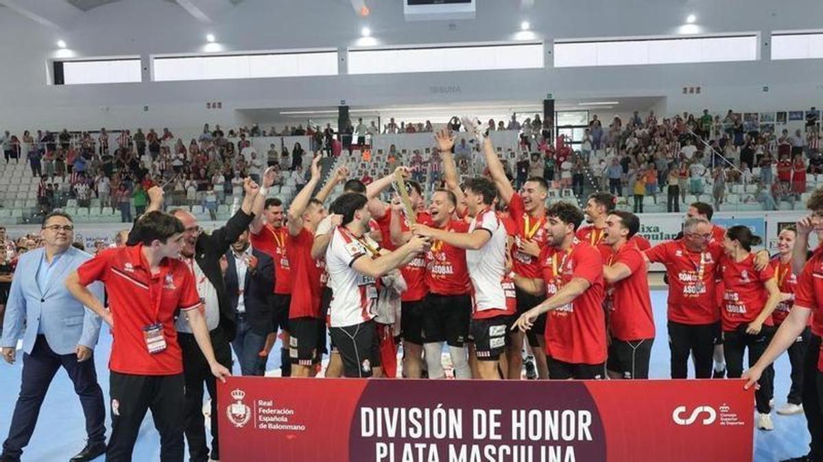 Jugadores del Fertiberia, celebrando la victoria.
