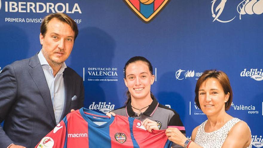 Eva Navarro: &quot;El objetivo es ganar la liga o jugar la Champions&quot;