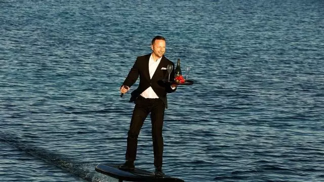 PR-Coup gelandet: Milliardärs-Butler Daniel Rudolf surft als Kellner gekleidet auf dem eFoil übers Meer