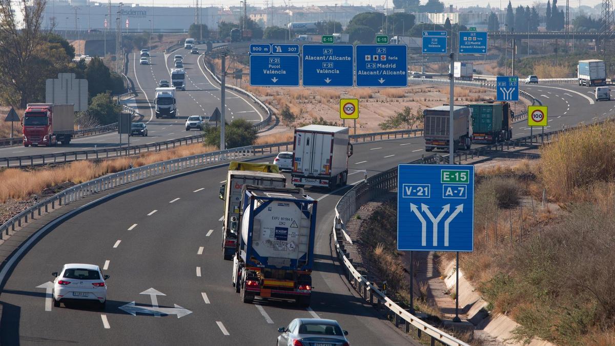 Curva de la AP 7 donde se ha producido el atropello mortal de un conductor que estaba parado por la avería de su vehículo.