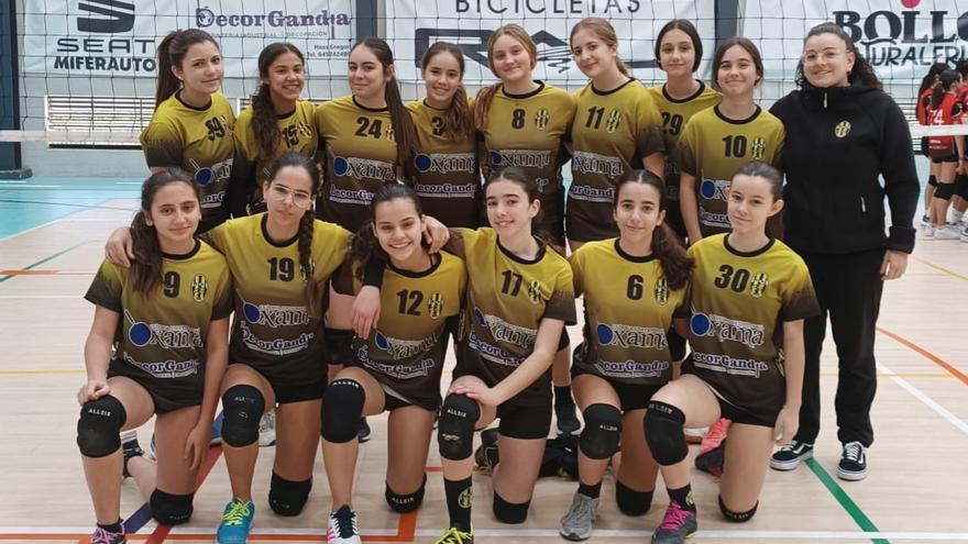 Triplete triunfal de la base de la sección de voleibol del Real de Gandia CF