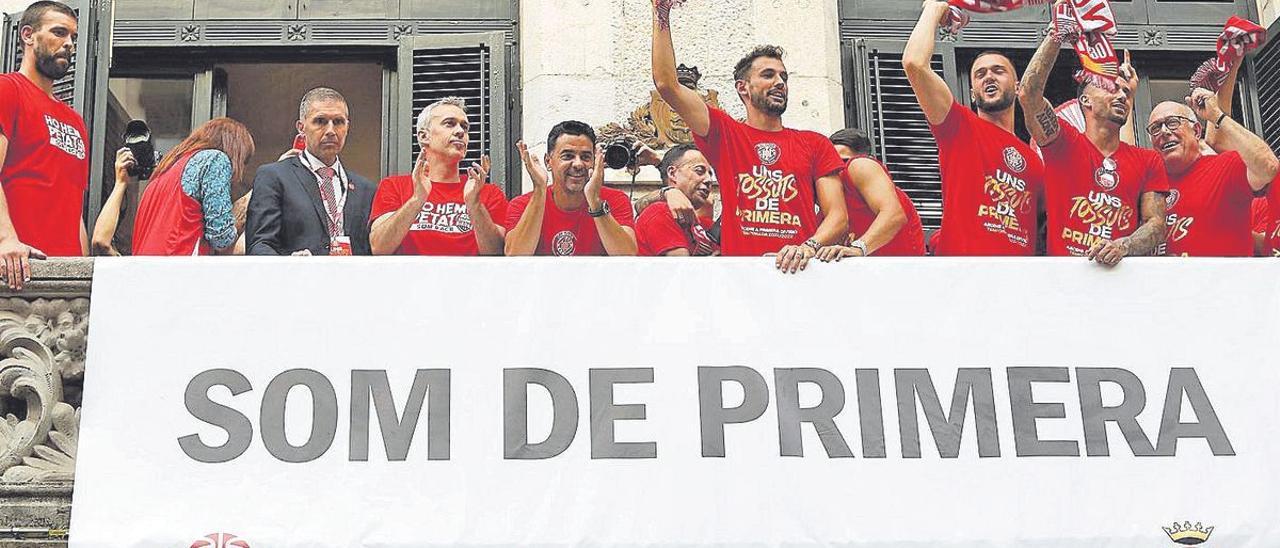 Girona y Bàsquet Girona celebran ambos ascensos en el Ayuntamiento.